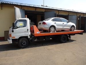 Эвакуация серебристого легкового авто