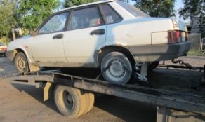 Погрузка легкового автомобиля на эвакуатор